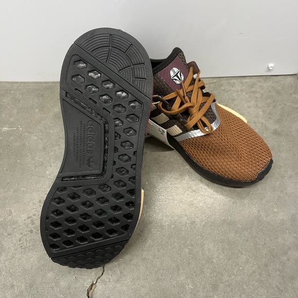 adidas x Star Wars Mandalorian NMD R1 - Picture 10 of 12